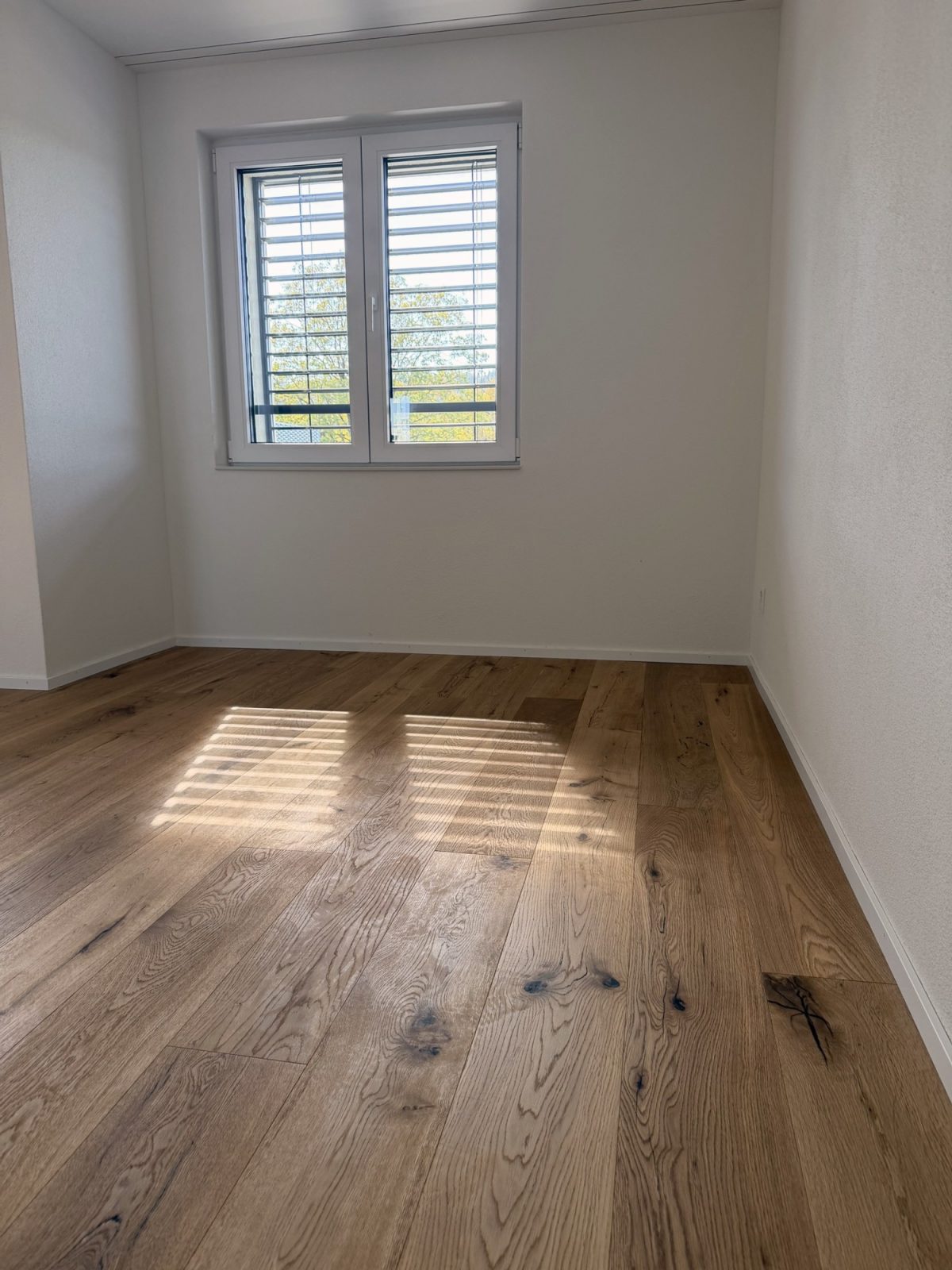 Zimmer mit natürlichem Holzbild der Eiche