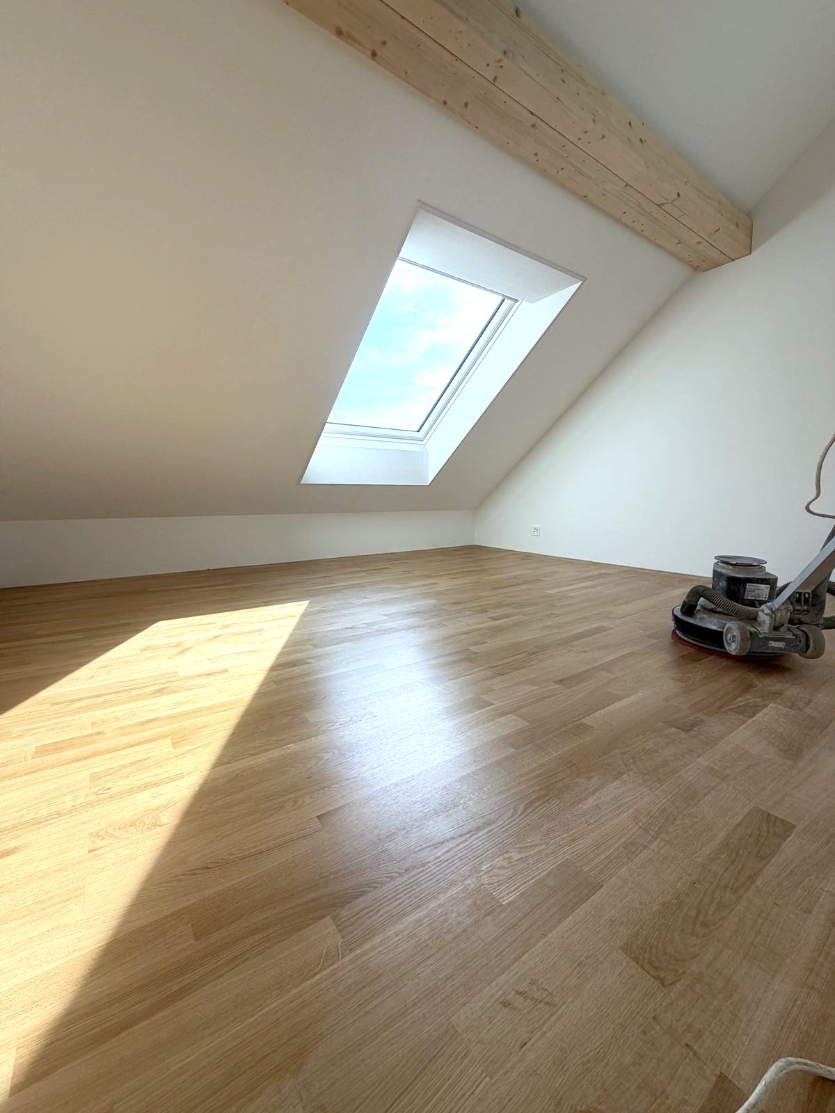 Einscheibenmaschine beim Pflegeöl im Dachzimmer mit Dachfenster