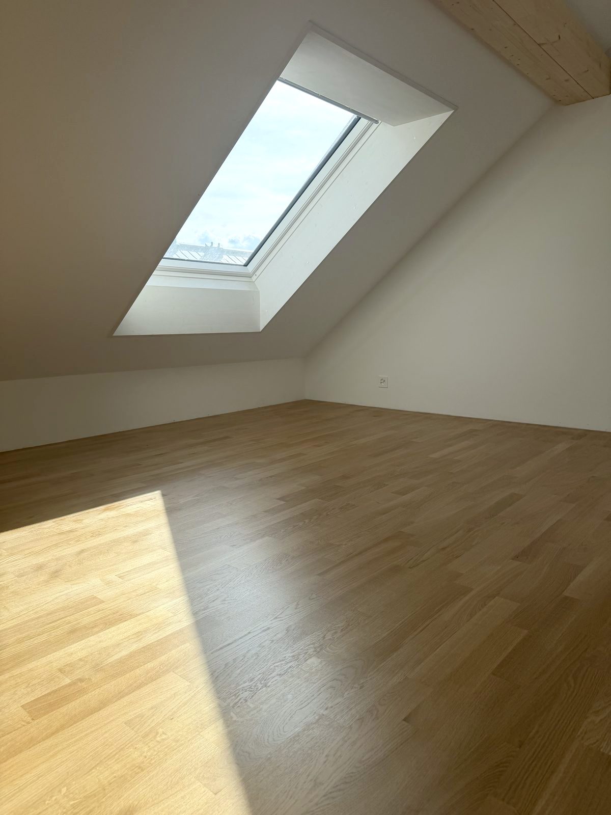 Eichenparkett unter dem Dachfenster