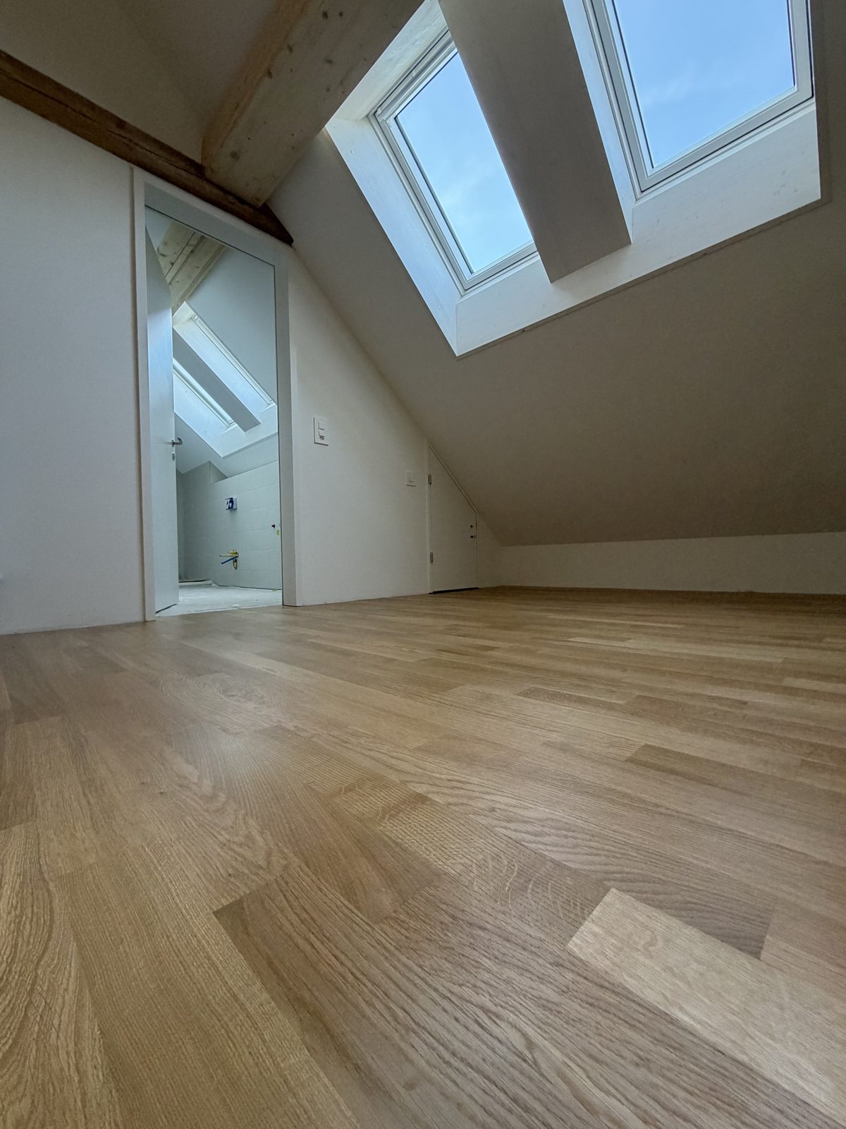 Dachzimmer mit zwei Dachfenstern
