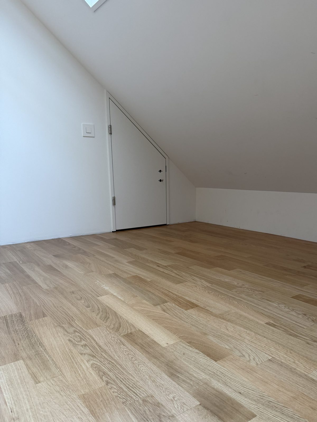 Eichenparkett bis zur Tür unter der Dachschräge
