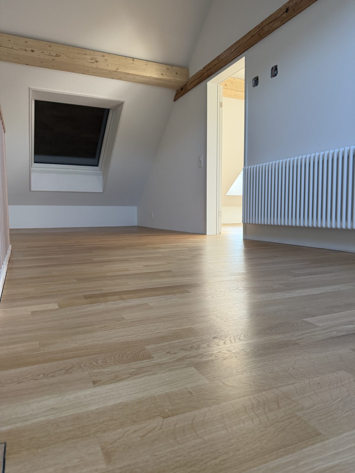 Flur im Dachgeschoss mit Parkett